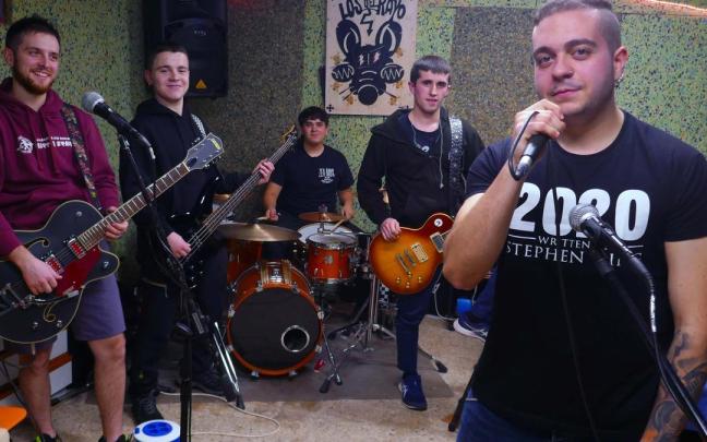 Gaizka Ocaña, Luken Goikoetxea-Ziordia, Hodei Alegre, Iñaki Gasco y Jesús Palop con el micro, en su local de ensayo. Gaizka Ocaña, Luken Goikoetxea-Ziordia, Hodei Alegre, Iñaki Gasco y Jesús Palop con el micro, en su local de ensayo.