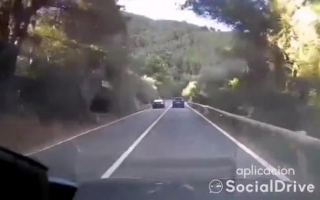 El coche, adelantando a otro justo antes de la curva. El coche, adelantando a otro justo antes de la curva.
