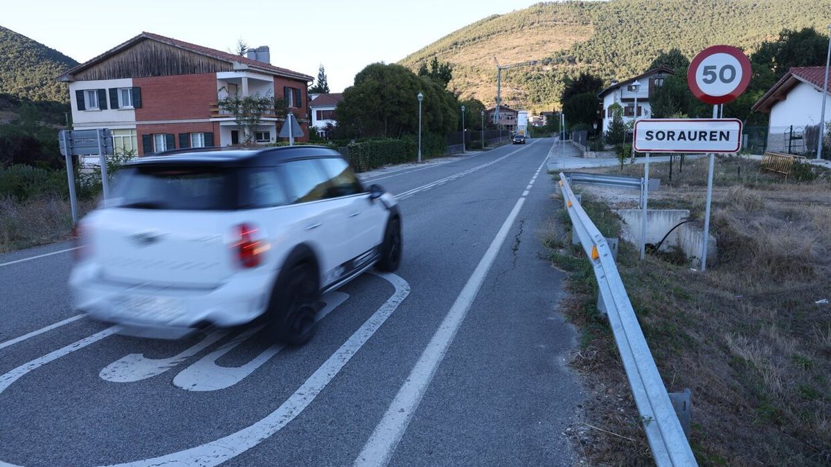 Un coche circula por la travesía principal, con un límite de 50 km/h.