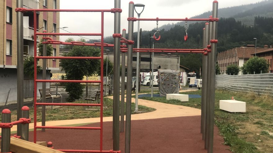 Se han instalado elementos de calistenia.