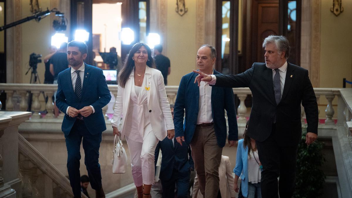 El exvicepresidente de la Generalitat, Jordi Puigneró; la presidenta de Junts, Laura Borràs, el secretario general de Junts, Jordi Turull, y el presidente de Junts en el Parlament, Albert Batet, a su llegada a una reunión.