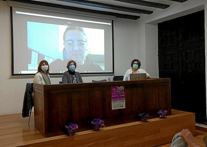 Ana Garro, Gabriela Orduna y Paqui Duque, durante la mesa redonda. Foto: cedida