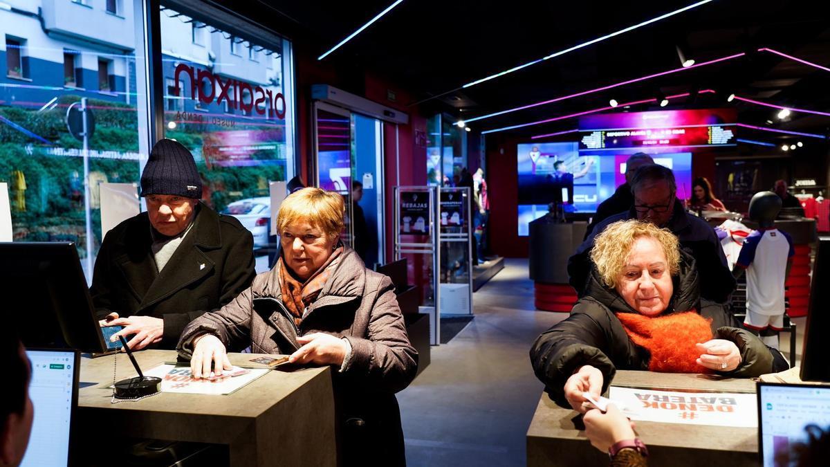 Seguidores del Eibar adquieren sus entradas en la tienda del Eibar