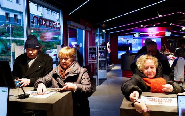 Seguidores del Eibar adquieren sus entradas en la tienda del Eibar Seguidores del Eibar adquieren sus entradas en la tienda del Eibar