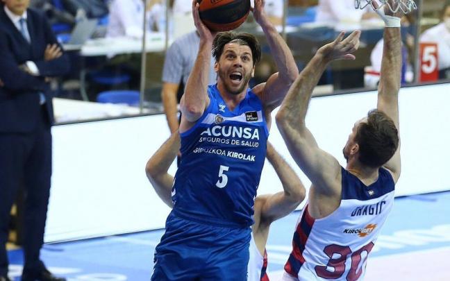 Mike Carlson en su vuelta jug&oacute; ante el Baskonia