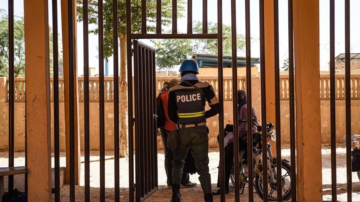 La Policía de Nigeria ha hallado los cuerpos momificados de veinte personas en un edificio.