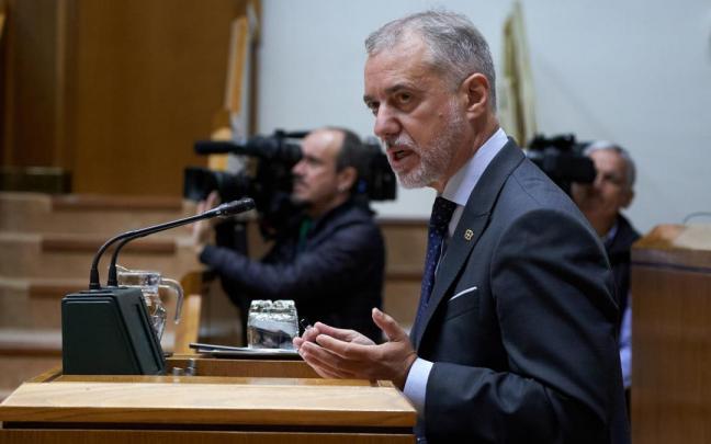 Urkullu, en el pleno del Parlamento Vasco. Urkullu, en el pleno del Parlamento Vasco.