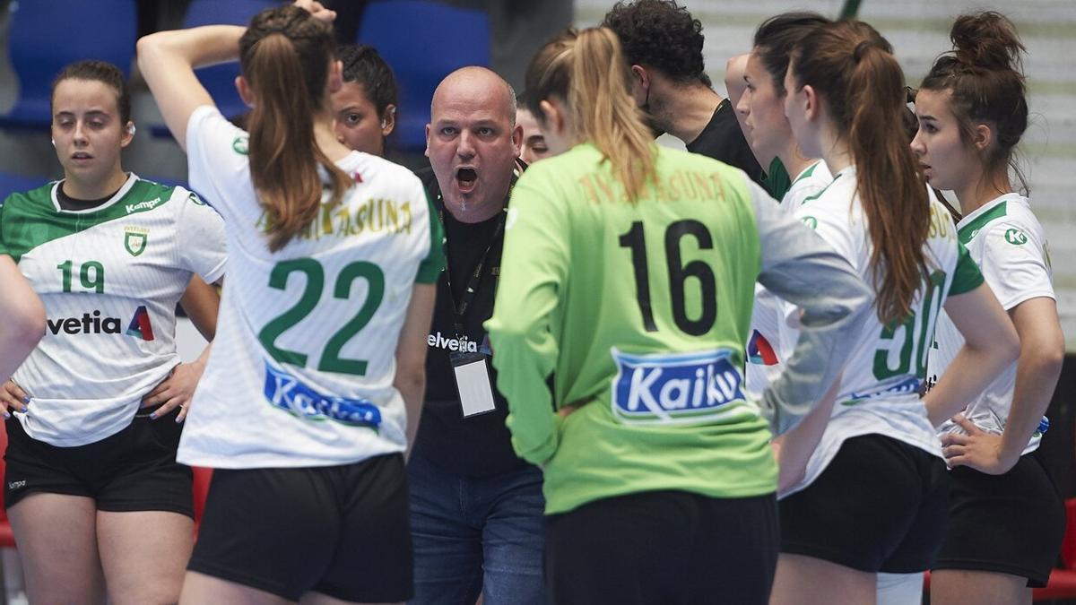 Chema Vives, dando instrucciones a sus jugadoras durante la fase de ascenso a Plata en Pamplona.