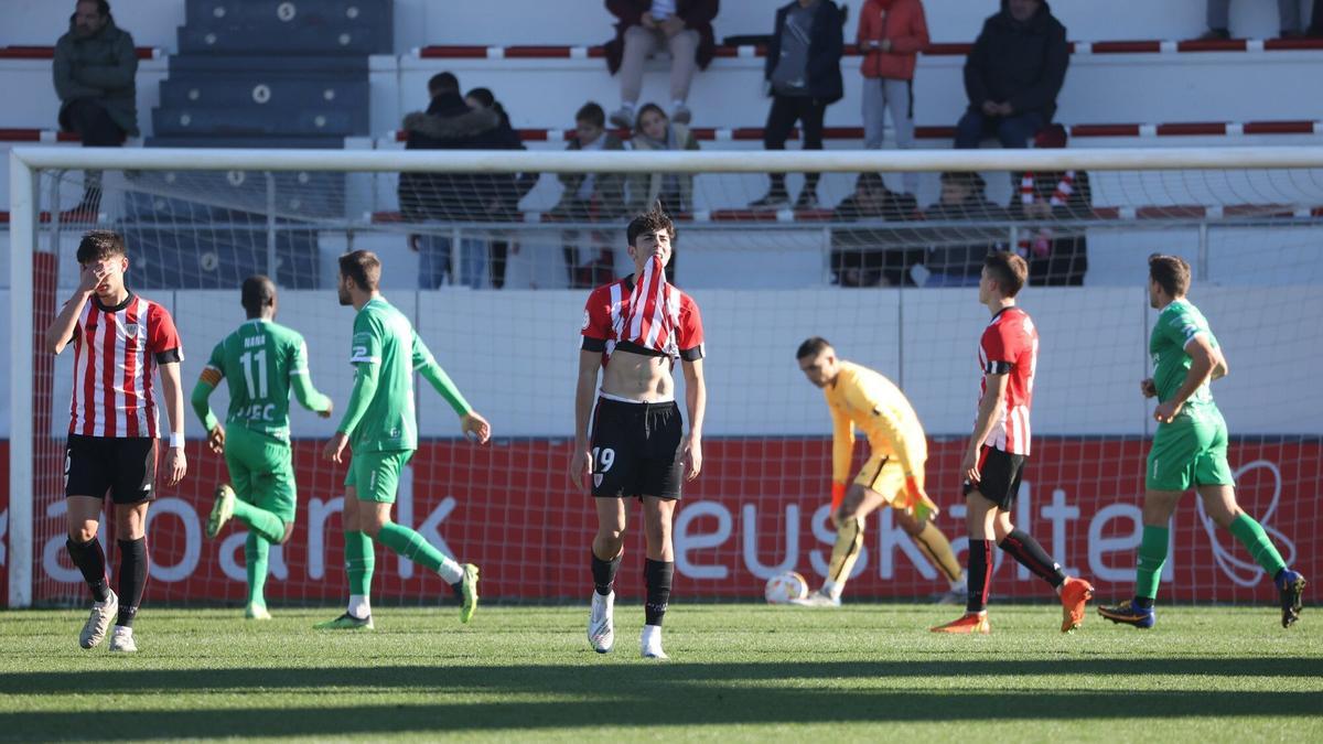 Jugadores del Bilbao Athletic Los jugadores del Bilbao Athletic lamentan el tanto de Fullana, que puso las tablas definitivas en el luminoso.