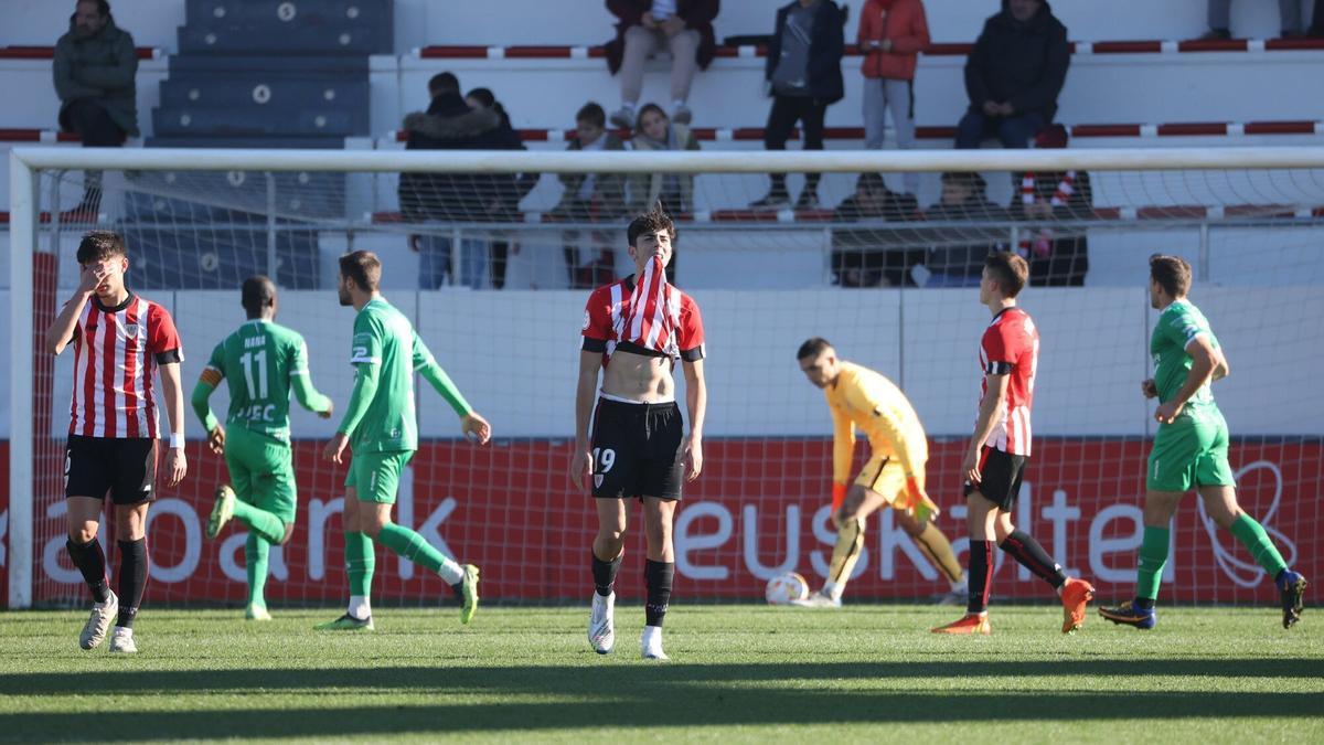 Los jugadores del Bilbao Athletic lamentan el tanto de Fullana, que puso las tablas definitivas en el luminoso.