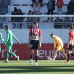 Los jugadores del Bilbao Athletic lamentan el tanto de Fullana, que puso las tablas definitivas en el luminoso.