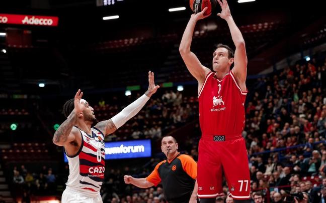 Voigtmann se dispone a lanzar a canasta ante la defensa de Markus Howard Voigtmann se dispone a lanzar a canasta ante la defensa de Markus Howard