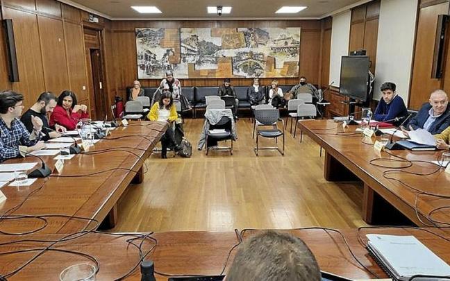 Posturas enfrentadas en el pleno de ayer, con el público al fondo.