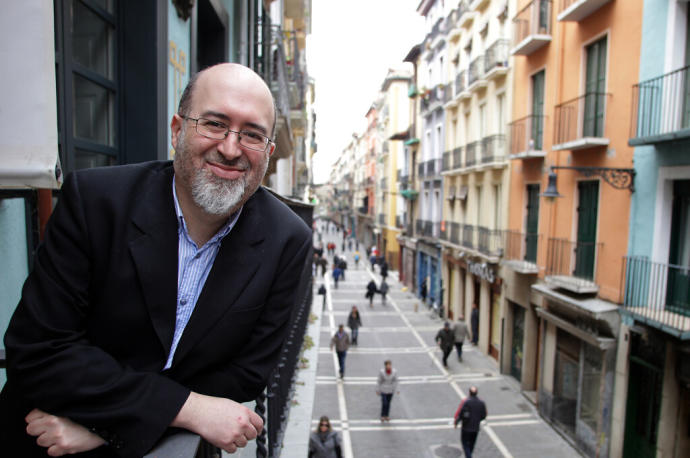 Albillo posando en el balcón del local de la Asociación de Comerciantes del Casco Antiguo, en la calle Mayor.