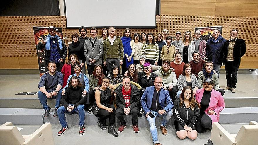 Alumnos, profesores y técnicos que colaboraron en el proyecto, junto a las autoridades.