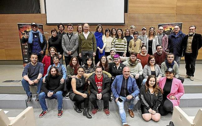 Alumnos, profesores y t&eacute;cnicos que colaboraron en el proyecto, junto a las autoridades.