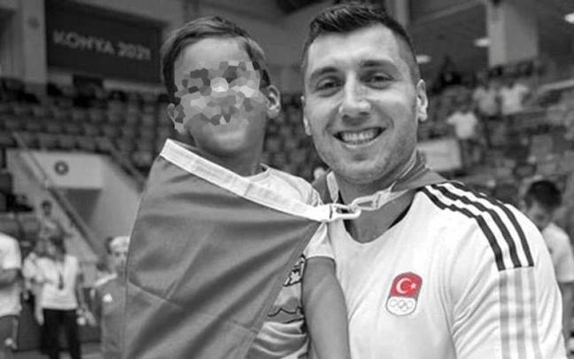 El capitán de la selección turca de balonmano, Cemal Kütahya, junto a su hijo.