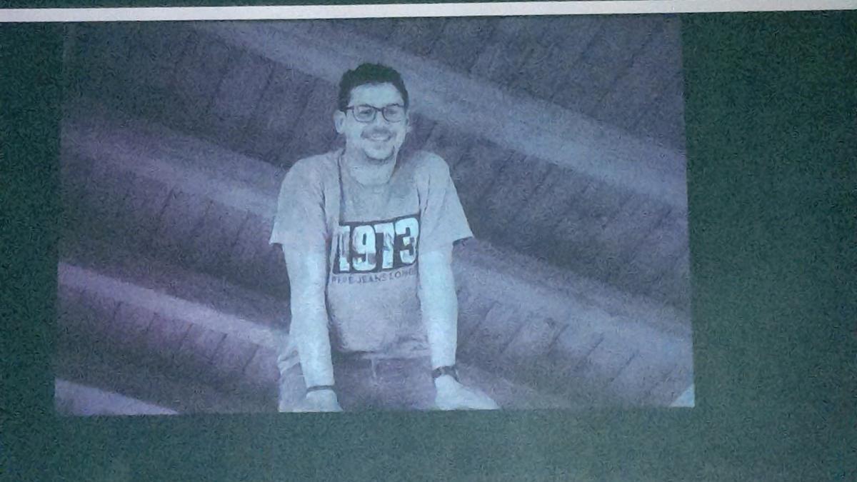 La imagen de Álex Dendarieta, proyectada en el frontón Idaki e Ansoáin.