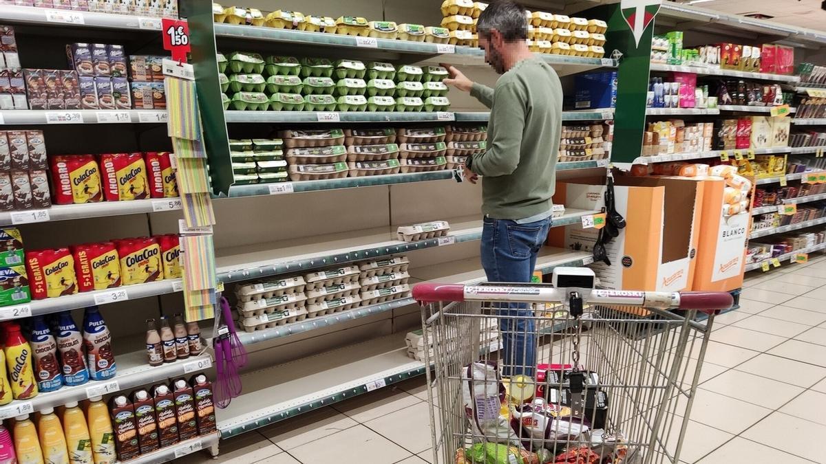 La balda de los huevos de un supermercado de Bizkaia deja ver la disminución de suministro.