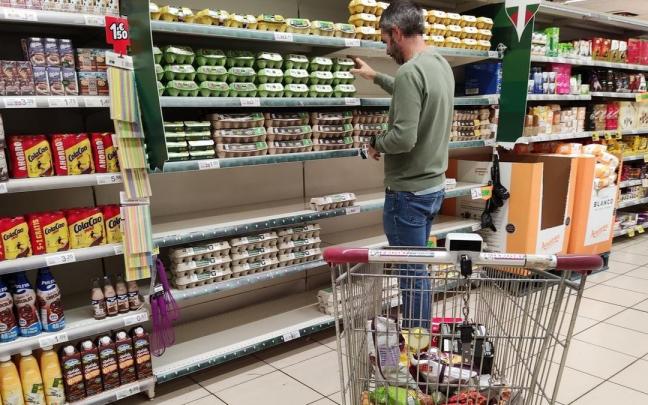 La balda de los huevos de un supermercado de Bizkaia deja ver la disminución de suministro. La balda de los huevos de un supermercado de Bizkaia deja ver la disminución de suministro.