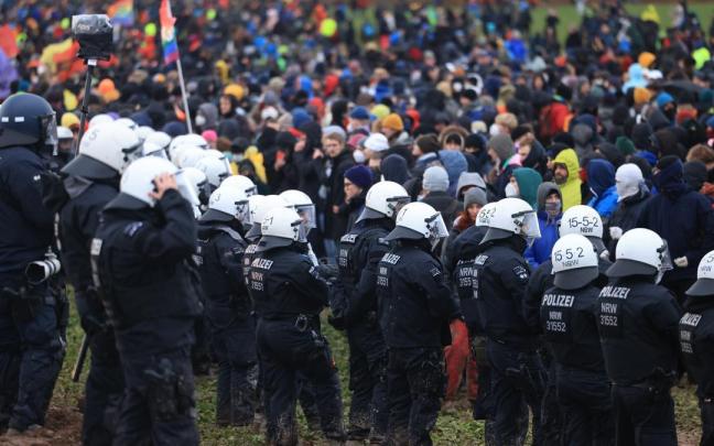 Polcías forman una barrera frente a los manifestantes en Lützerath. Polcías forman una barrera frente a los manifestantes en Lützerath.
