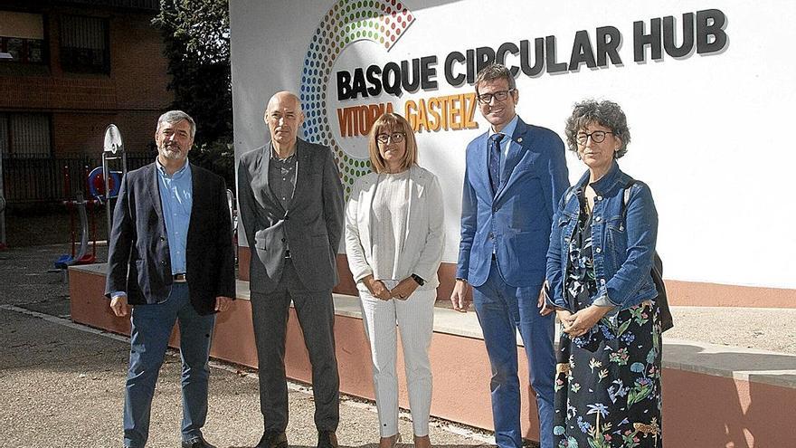 Lerro hauekin batera dagoen irudian, atzo ospatutako aurkezpenean egindako argazkia. | ARGAZKIA: JOSU CHAVARRI