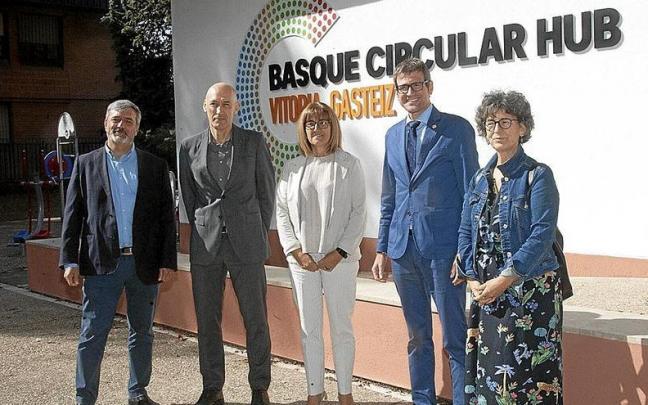 Lerro hauekin batera dagoen irudian, atzo ospatutako aurkezpenean egindako argazkia. | ARGAZKIA: JOSU CHAVARRI