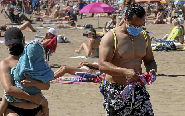 Imagen de archivo de una playa vasca el primer verano de pandemia.