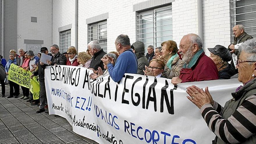 Representantes de diversas asociaciones y vecinos en la convocatoria de este jueves.