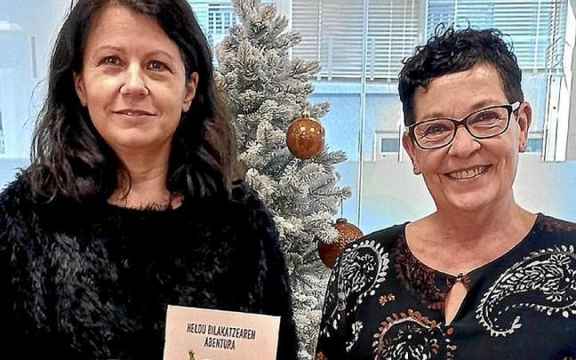 Gloria Vazquez posa con la gu&iacute;a &lsquo;La aventura de madurar&rsquo;. | FOTO: UDALA