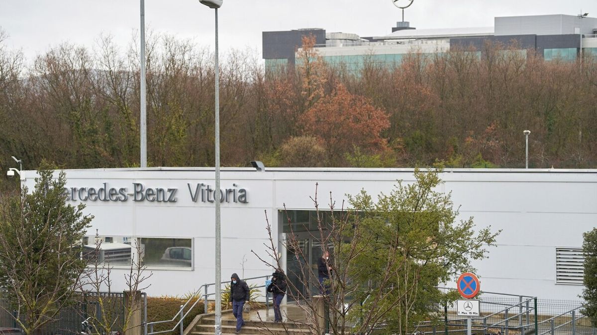 Imagen de archivo de uno de los accesos a la planta de Mercedes-Benz en Vitoria.