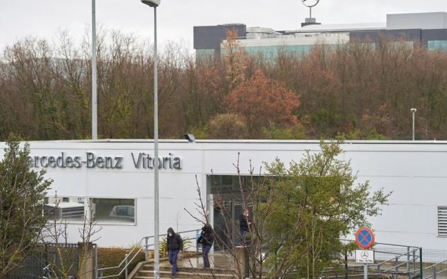 Imagen de archivo de uno de los accesos a la planta de Mercedes-Benz en Vitoria.