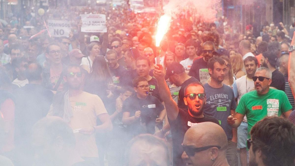 Manifestación de Mercedes por las calles de Vitoria