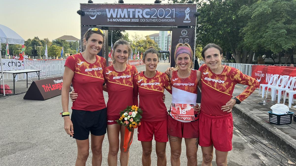 Maiora, con el resto de las integrantes del equipo que ganó la medalla de plata.