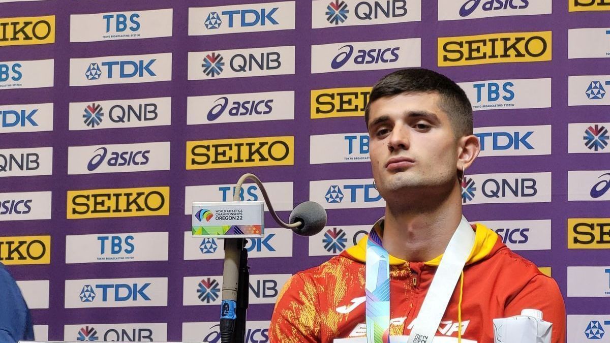 Asier Martínez, con la medalla de bronce al cuello en rueda de prensa.