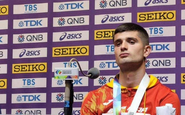 Asier Mart&iacute;nez, con la medalla de bronce al cuello en rueda de prensa.