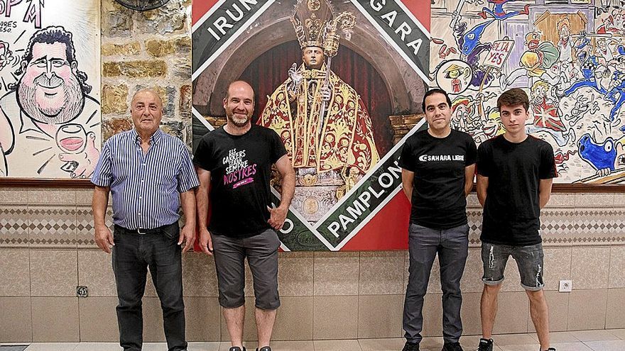 Miguel, David, Mikel y Eraitz Elizondo, en el interior de la sede de la peña El Bullicio en la calle del Carmen.