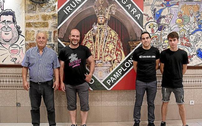 Miguel, David, Mikel y Eraitz Elizondo, en el interior de la sede de la peña El Bullicio en la calle del Carmen.