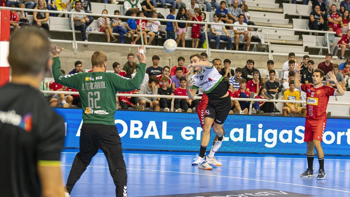 Mikel Redondo, del Helvetia, lanza ante el Huesca