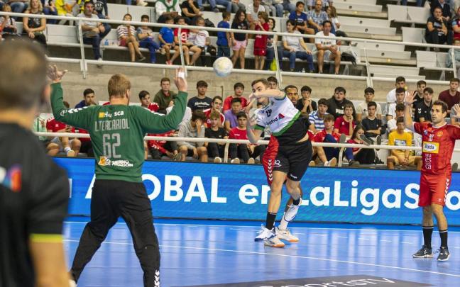 Mikel Redondo, del Helvetia, lanza ante el Huesca