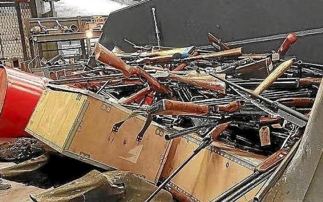 Un operario de fundición asiste al proceso para introducir las armas en un horno. | FOTO: DEIA Un operario de fundición asiste al proceso para introducir las armas en un horno. | FOTO: DEIA
