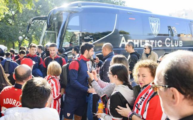 Los jugadores del Athletic, junto al autobús en el que se desplazan. Los jugadores del Athletic, junto al autobús en el que se desplazan.