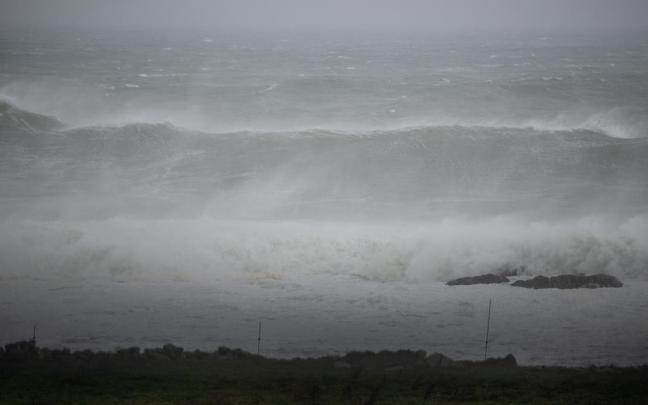 Las olas podr&iacute;an alcanzar lo cinco metros de altura.