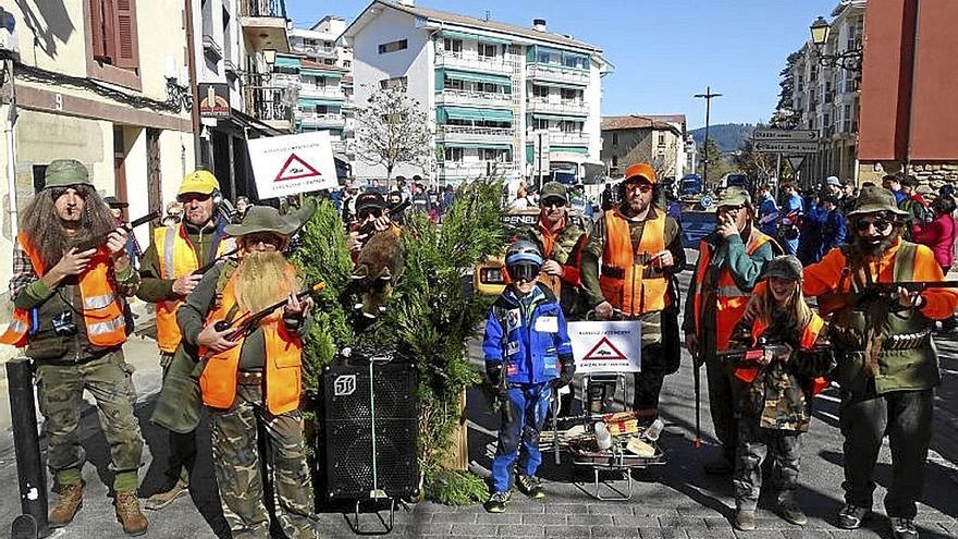 Una batida de jabalí se ‘coló’ en el desfile de Eskoriatza.