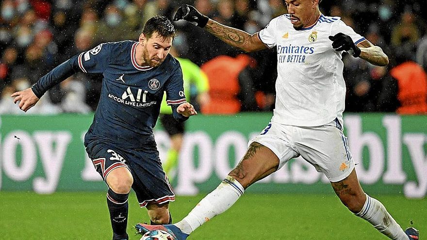 Messi, con el PSG, presionado por Militao en el partido de vuelta de octavos de Champions este año. | FOTO: AFP