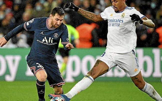 Messi, con el PSG, presionado por Militao en el partido de vuelta de octavos de Champions este a&ntilde;o. | FOTO: AFP