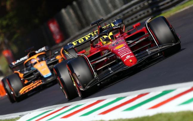 Leclerc pilota su Ferrari en Monza. Leclerc pilota su Ferrari en Monza.