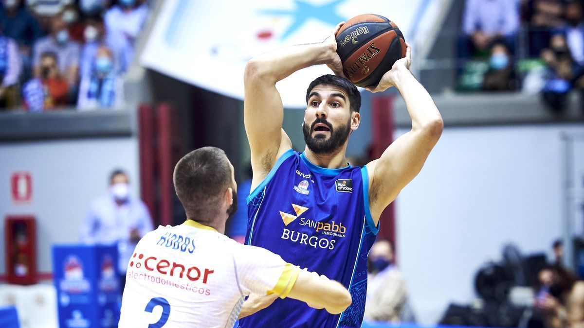 Dani D&iacute;ez controla el bal&oacute;n en un partido con el San Pablo Burgos