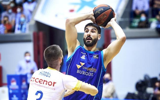 Dani D&iacute;ez controla el bal&oacute;n en un partido con el San Pablo Burgos