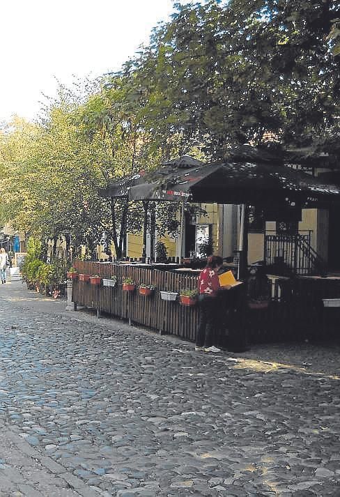 Belgradeko Skadarlija kale bohemioko taberna bat.